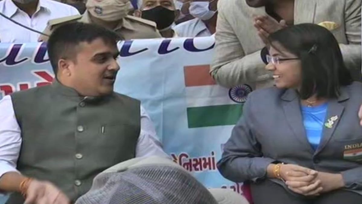 ટોકયો પેરાલિમ્પિકમાં મેડલ વિજેતા ભાવિના પટેલને 3 કરોડનો ચેક અર્પણ કરાયો, રમતગમત મંત્રી હર્ષ સંઘવીએ ખેલાડીના ઘરે જઇ પાઠવી શુભેચ્છા