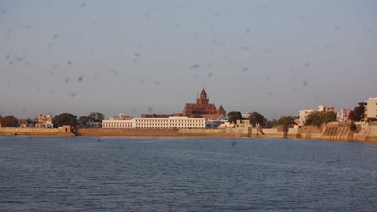 KUTCH : હમિરસર તળાવમાં ગટરના ગંદા પાણી ભળ્યા, પાલિકાની નિષ્કાળજી મામલે સ્થાનિકોમાં રોષ