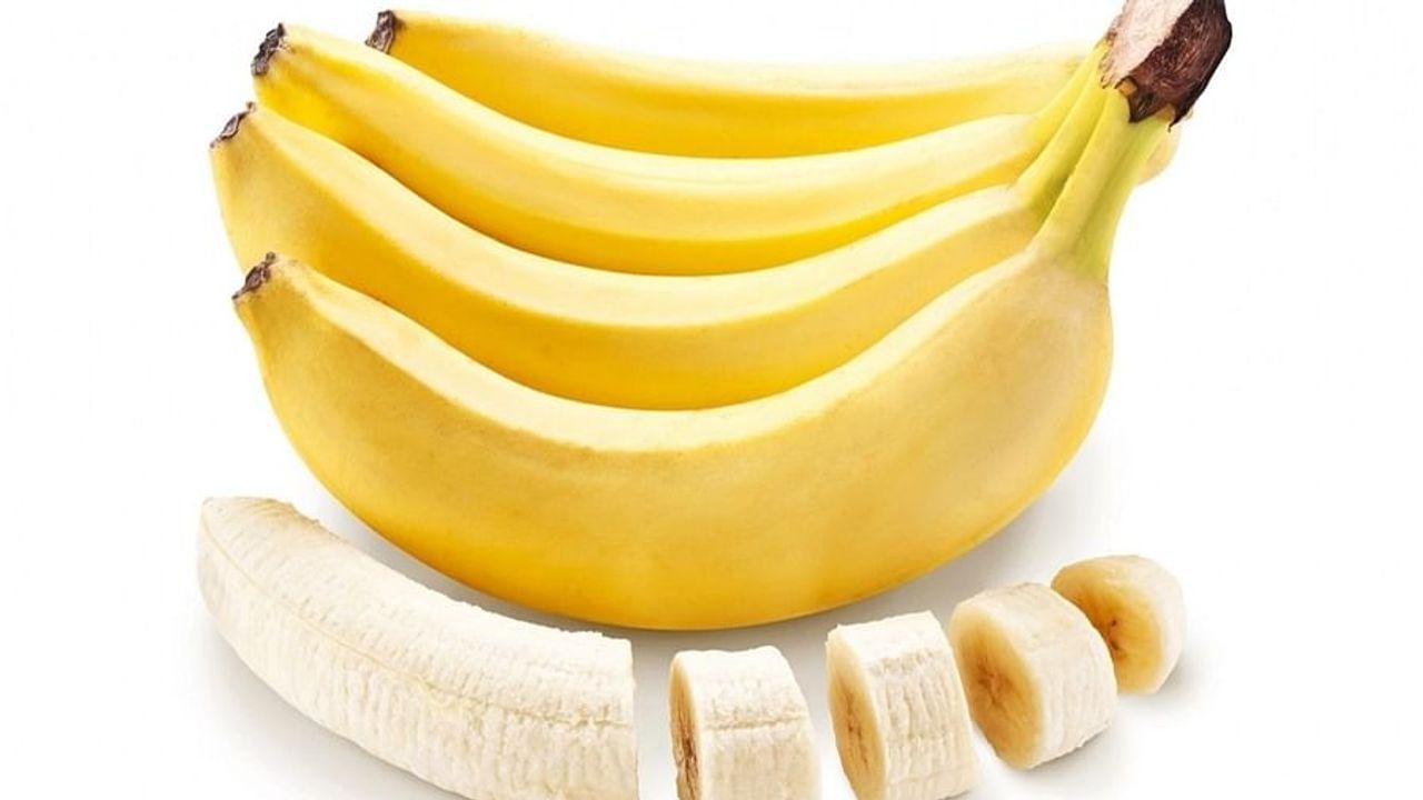 કેળા: કેળામાં વિટામિન B6 અને પોટેશિયમ ભરપૂર માત્રામાં હોય છે જે તમને ખોરાકને સરળતાથી પચાવવામાં મદદ કરે છે. તે પેટના દુખાવામાં પણ મદદ કરે છે. તેમાં કુદરતી એન્ટાસિડ અસર છે જે તમને કબજિયાત દૂર કરવામાં મદદ કરશે.