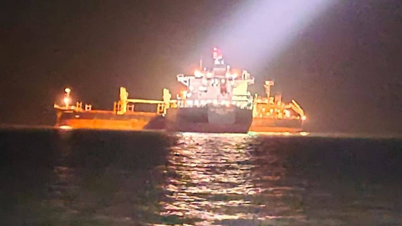 PORBANDAR : સમુદ્રમાં બે મોટા જહાજો વચ્ચે જોરદાર ટક્કર, ભારતીય કોસ્ટગાર્ડ તાત્કાલિક મદદે પહોંચ્યુ