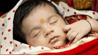 16 સંસ્કારોમાંથી એક છે નામકરણ સંસ્કાર, બાળકનું નામ રાખતા પહેલા તમારે આ 5 બાબતો જાણવી જરૂરી