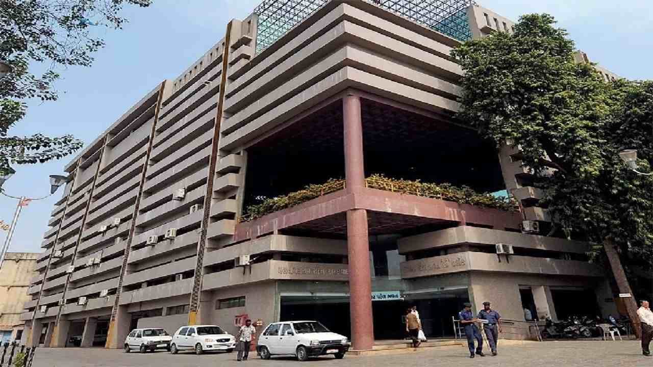 અમદાવાદ કોર્પોરેશને કોરોનાથી થયેલા મૃત્યુના પ્રમાણપત્ર મેળવવા ફોર્મ વિતરણ શરૂ કર્યું