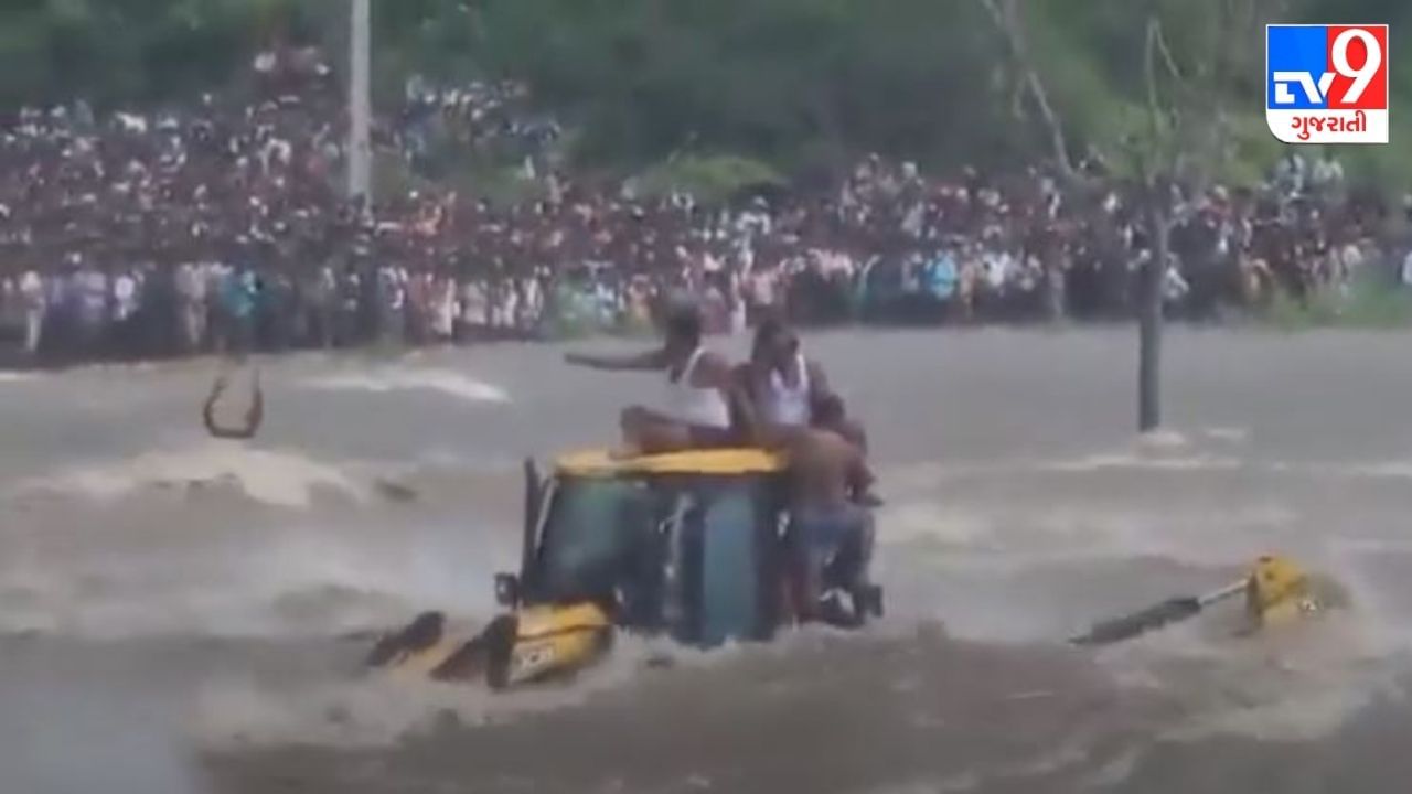 નદી ધસમસતા પ્રવાહમાં  બુલડોઝર સાથે 10 લોકો ફસાયા, જુઓ ધબકારા વધારી દેતો Video