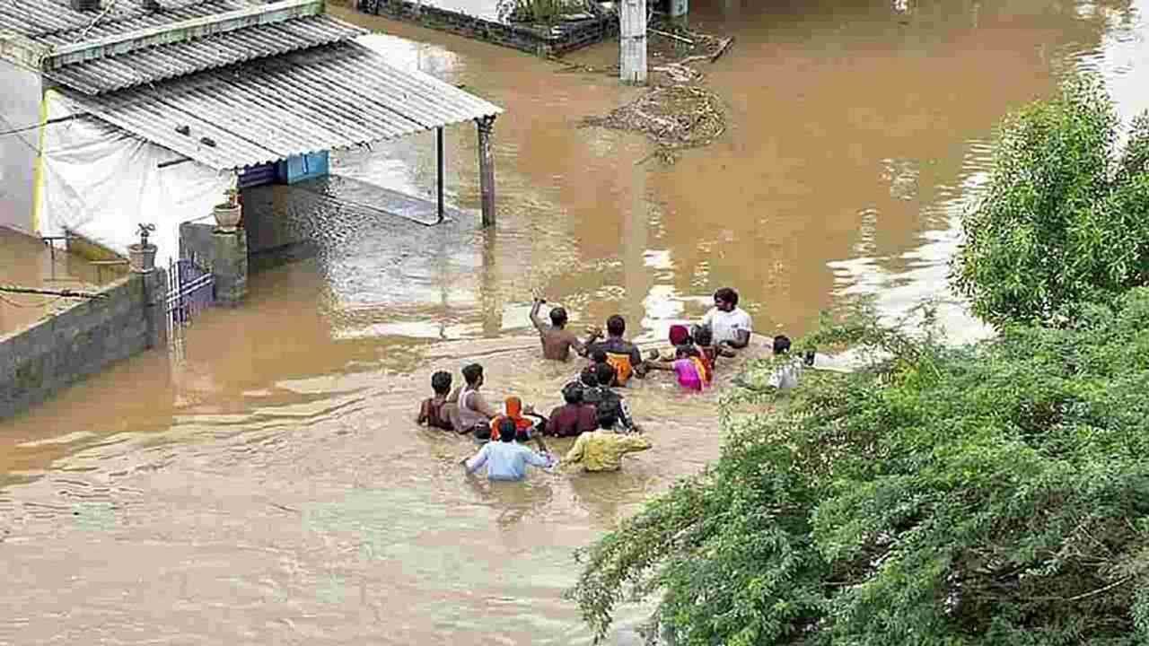 Andhra Pradesh: ભારે વરસાદના કારણે પૂરની સ્થિતિ, અનેક જિલ્લામાં રેલવે અને રોડ રસ્તાઓનો સંપર્ક તૂટ્યો