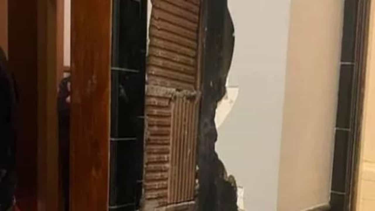 થિયેટરની દિવાલમાંથી આવી રહ્યો હતો અવાજ, દિવાલ તોડીને જોયું તો લોકોના હોશ ઉડી ગયા !