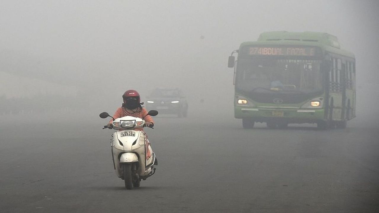 Delhi Air Pollution : સ્કુલ શરૂ કરવાની જાહેરાત વચ્ચે દિલ્લીમાં વાયુ પ્રદૂષણ વધ્યુ, AQI વધીને 330 થયો