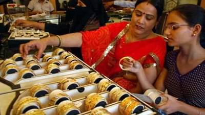 Surat : ધનતેરસે મા લક્ષ્મીની કૃપા સુરતના જવેલર્સને ફળી, એક જ દિવસમાં અંદાજિત 125 કરોડનો વેપાર થયો