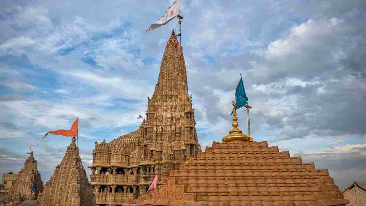 Bhakti: શા માટે દ્વારિકાધીશના મંદિર પર ચઢાવાય છે 52 ગજની ધજા ? જાણો, મંદિરની ધજા સાથે જોડાયેલી રસપ્રદ બાબતો
