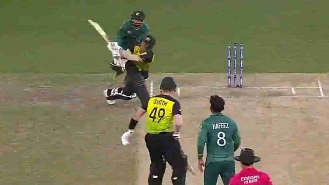 T20 World Cup: મોહમ્મદ હફીઝે ફેંક્યો ગલી ક્રિકેટ જેવો ખરાબ બોલ, ડેવિડ વોર્નરે છગ્ગો લગાવી દેતા અંપાયરથી ઝઘડી પડ્યો!