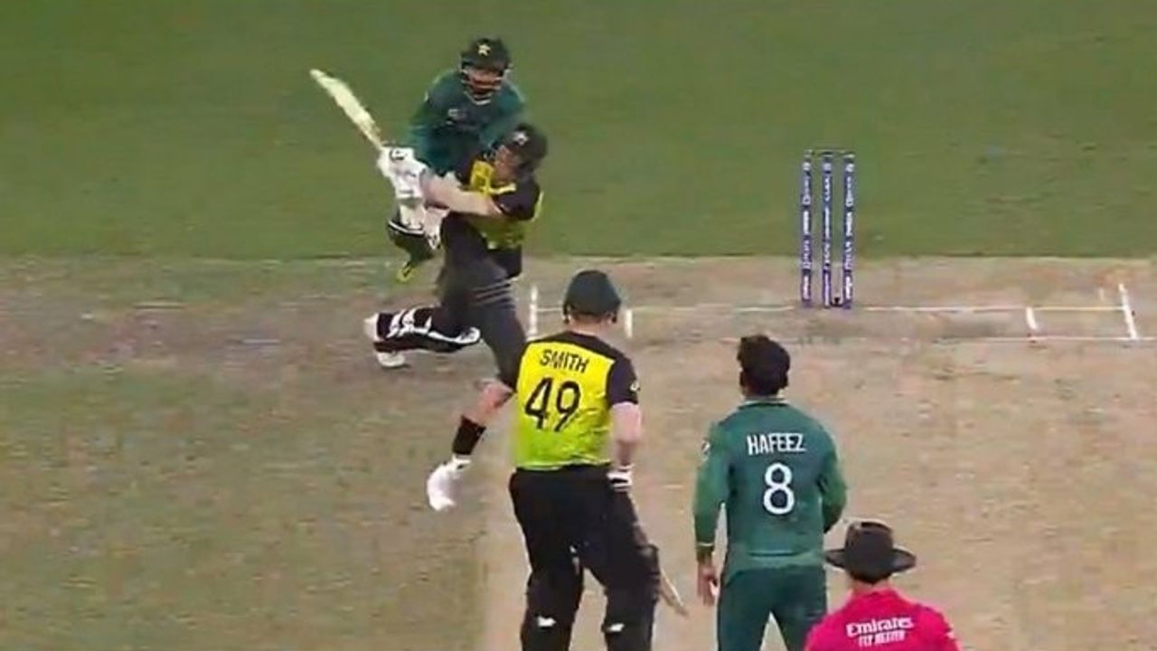 T20 World Cup: મોહમ્મદ હફીઝે ફેંક્યો 'ગલી' ક્રિકેટ જેવો ખરાબ બોલ, ડેવિડ વોર્નરે છગ્ગો લગાવી દેતા અંપાયરથી ઝઘડી પડ્યો!
