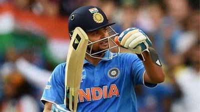 ટીમ ઈન્ડિયા ((Team India)) ના પૂર્વ સ્ટાર બેટ્સમેન સુરેશ રૈના (Suresh Raina) નો આજે જન્મદિવસ છે. રૈનાનો જન્મ 27 ડિસેમ્બર 1986ના રોજ ઉત્તર પ્રદેશના ગાઝિયાબાદમાં થયો હતો. રૈના ઉત્તર પ્રદેશમાં જ ક્રિકેટ શીખ્યો હતો અને લખનૌ ગયો હતો, જ્યાં તેણે સ્પોર્ટ્સ હોસ્ટેલમાં રહીને અભ્યાસની સાથે સાથે તેના ક્રિકેટની ઝીણવટભરી બાબતો પણ સમજી હતી. 16 વર્ષની ઉંમરે, રૈનાએ ભારતની અંડર-19 ટીમાં સ્થાન મેળવ્યું અને પછી ધીમે ધીમે ઉપર આવવાનું શરૂ કર્યું.