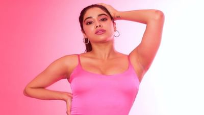 જ્હાનવી કપૂરે તેના ઇન્સ્ટાગ્રામ એકાઉન્ટ પરથી પિંક કલરનો ડ્રેસ પહેરેલી કેટલીક તસ્વીરો શેર કરી છે. આ તસ્વીરોમાં તેનો સુંદર દેખાવ જોવા મળી રહ્યો છે.