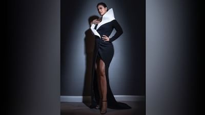 ડિઝનીના પ્રખ્યાત ખલનાયકોમાંની એક ક્રુએલાને અનુસરીને કાજોલે એક એટ્રેક્ટિવ જીન-લુઈ સબાજી કોટ ડ્રેસ પહેરેલી તસ્વીરો શેર કરવા Instagramનો સાહારો લીધો. એક એવોર્ડ શોમાં હાજરી આપવા માટે તેમણે આ ડ્રેસ કૈરી કર્યો હતો. જો કે તેમણે રેડ કાર્પેટ પર હેલોવીન વીક વાઇબ્સની ઉજવણી કરવાની તક ગુમાવી ન હતી.