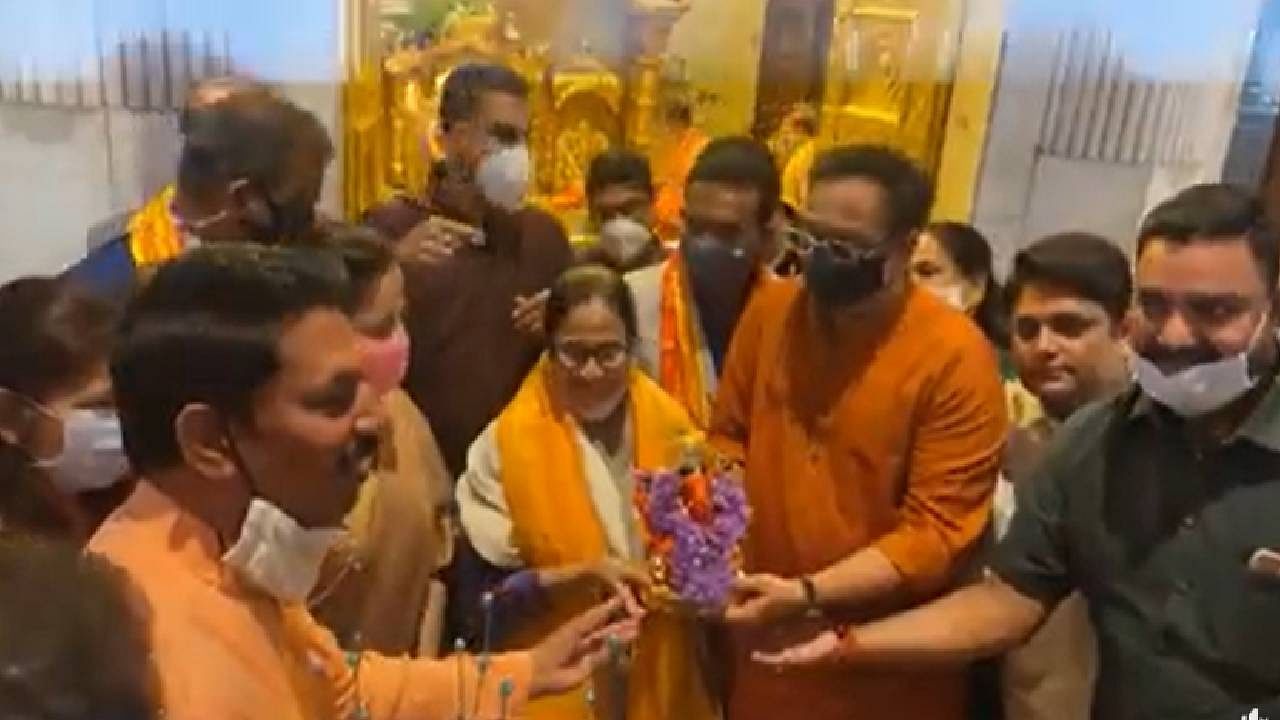 Mumbai: CM મમતા બેનર્જીએ સિદ્ધિવિનાયક મંદિરમાં કરી પુજા-અર્ચના, શહીદ તુકારામ મેમોરીયલ પર આપી શ્રદ્ધાંજલિ