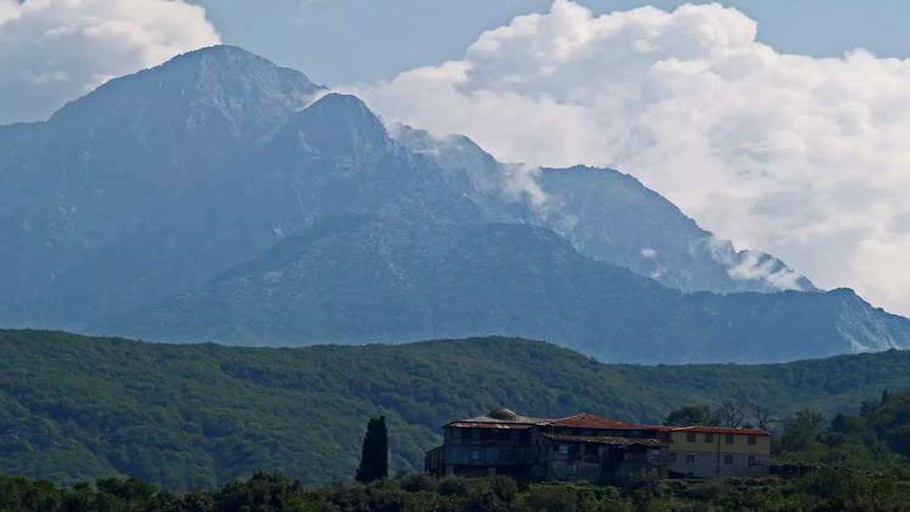 Mount Athos, Greece: 1000 થી વધુ વર્ષોથી, મહિલાઓને આ જગ્યાએ પ્રવેશવા પર પ્રતિબંધ છે. ઓર્થોડોક્સ ચર્ચનું ઘર, માઉન્ટ એથોસ માત્ર 100 રૂઢિવાદી અને 10 બિન-ઓર્થોડોક્સ પુરૂષ યાત્રાળુઓને જ પ્રવેશ આપે છે. એક સુંદર સ્થળ, માઉન્ટ એથોસ આજે પણ ધાર્મિક રીતે આ પ્રાચીન નિયમનું પાલન કરે છે.