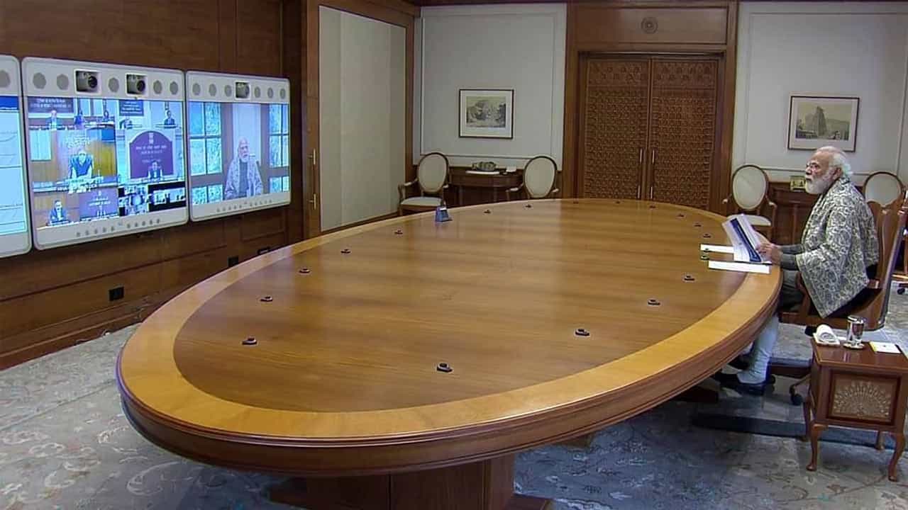 PM મોદીએ અધિકારીઓ સાથેની બેઠકમાં કહ્યું આંતરરાષ્ટ્રીય પ્રવાસ પ્રતિબંધોમાં છૂટછાટની સમીક્ષા કરો, વાંચો નવા કોવિડ વેરિઅન્ટ પર 2 કલાકની બેઠકમાં શું થયું