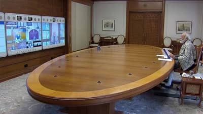 PM મોદીએ અધિકારીઓ સાથેની બેઠકમાં કહ્યું આંતરરાષ્ટ્રીય પ્રવાસ પ્રતિબંધોમાં છૂટછાટની સમીક્ષા કરો, વાંચો નવા કોવિડ વેરિઅન્ટ પર 2 કલાકની બેઠકમાં શું થયું