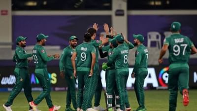 ICC T20 વર્લ્ડ કપ-2021 (ICC T20 World Cup 2021) ને તેની પ્રથમ સેમી ફાઇનલિસ્ટ મળી છે. પાકિસ્તાને મંગળવારે ગ્રુપ-2ની મેચમાં નામીબિયાને હરાવીને અંતિમ-4માં સ્થાન મેળવ્યું હતું અને આ વર્લ્ડ કપમાં સેમિફાઇનલમાં પહોંચનારી પ્રથમ ટીમ બની હતી. હજુ એક વધુ ટીમ ગ્રુપ 2માંથી ક્વોલિફાય થવાની બાકી છે. આ ગ્રુપમાં ભારત પણ સામેલ છે. આવો તમને જણાવીએ કે આ ગ્રુપની બાકીની ટીમોની ક્વોલિફિકેશનની સ્થિતિ શું છે.