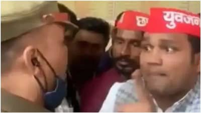 ચૂંટણી પહેલા સમાજવાદી પાર્ટીના કાર્યકરોનો અસામાજીક ચેહેરો ચમક્યો, પોલીસ કર્મીને ધમકી આપતો વિડિયો વાયરલ, તમે ઝંડા ખેંચશો તો અમે તમારા બિલ્લા ખેંચીશુ