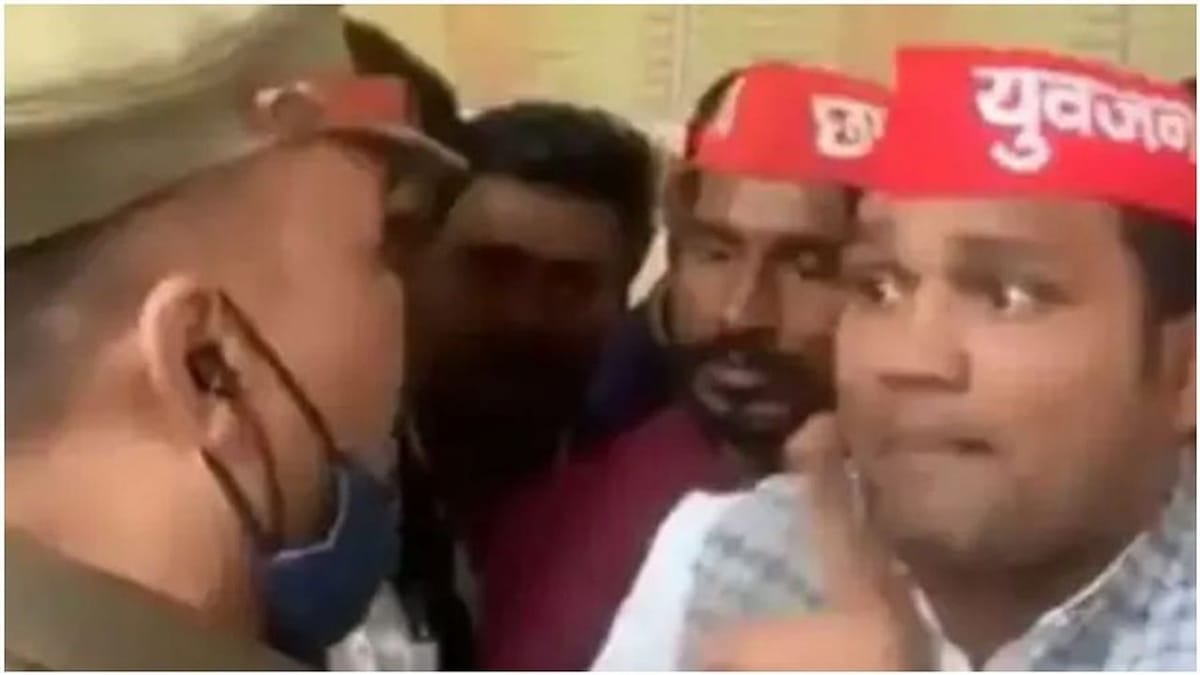 ચૂંટણી પહેલા સમાજવાદી પાર્ટીના કાર્યકરોનો અસામાજીક ચેહેરો ચમક્યો, પોલીસ કર્મીને ધમકી આપતો વિડિયો વાયરલ, 'તમે ઝંડા ખેંચશો તો અમે તમારા બિલ્લા ખેંચીશુ'