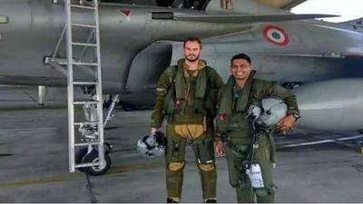 જ્યારે પણ તમે ફાઈટર પ્લેન ઉડવાના વીડિયો કે ફોટો જોતા હશો તો તમે જોયું હશે કે પાયલટ એક ખાસ પ્રકારના કપડા અથવા શૂટ પહેરે છે. આ શૂટ તેમનો ડ્રેસ નથી પણ વૈજ્ઞાનિક કારણે ખુબ જ મહત્વનો છે. આ માત્ર ડ્રેસ તરીકે નહીં પણ જરૂરિયાતના હિસાબે પહેરવામાં આવે છે. જ્યારે પણ પાયલોટ પ્લેન ઉડાવે છે તો તેની જરૂરિયાત હોય છે અને આ શૂટ પ્લેન ઉડાવવામાં ખુબ જ કારગર હોય છે. ત્યારે તમે જાણો છો કે કેમ આ શૂટ પહેરવામાં આવે છે.