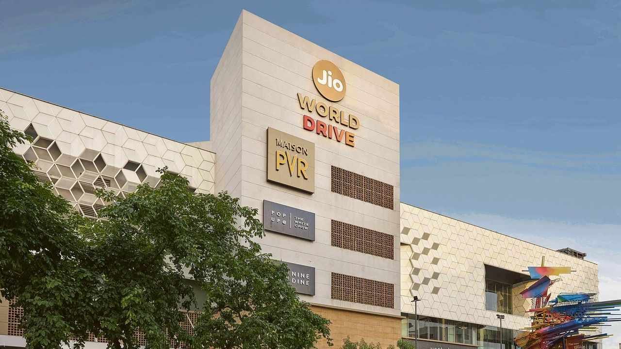 કોવિડ બાદ સિનેમા અને થિયેટરના વ્યવસાય પર સૌથી વધુ અસર જોવા મળી છે. જો કે હવે થિયેટરો ખુલી રહ્યા છે, ત્યાં જતા લોકોને ચેપ લાગવાનું જોખમ છે. 