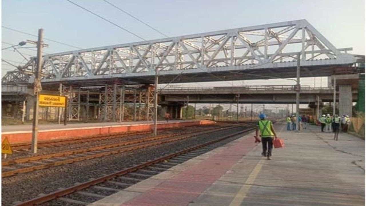 અમદાવાદમાં મેટ્રો રેલની કામગીરી તેજ, સાબરમતી ખાતે ઓપન વેબ ગર્ડર ગોઠવાયા