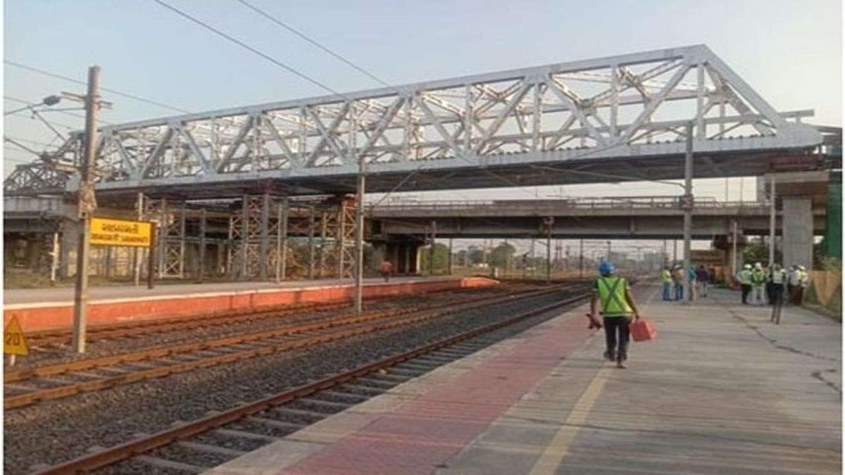 અમદાવાદમાં મેટ્રો રેલની કામગીરી તેજ, સાબરમતી ખાતે ઓપન વેબ ગર્ડર ગોઠવાયા