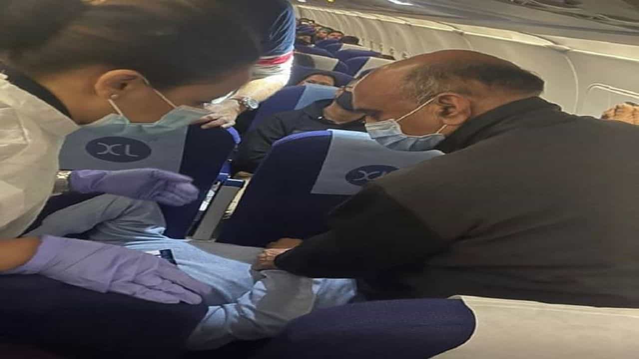 ફ્લાઇટમાં મુસાફરની તબિયત લથડતાં આ કેન્દ્રીય મંત્રીએ આપી પ્રાથમિક સારવાર, PM મોદીએ કરી પ્રશંસા