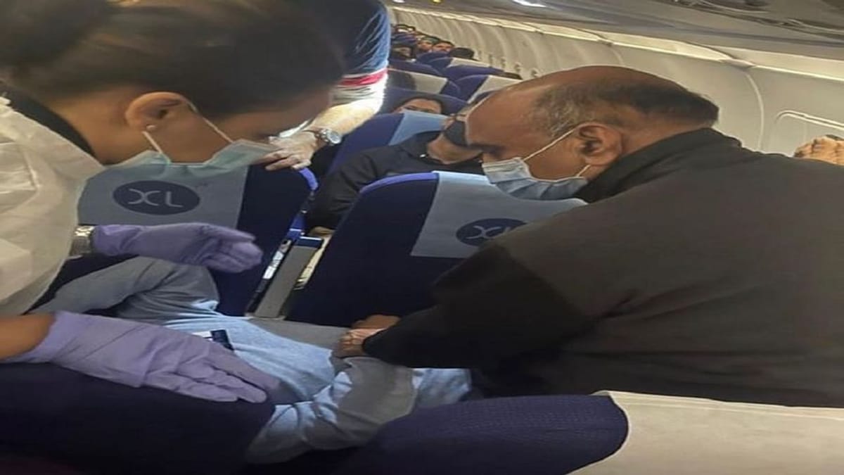 ફ્લાઇટમાં મુસાફરની તબિયત લથડતાં આ કેન્દ્રીય મંત્રીએ આપી પ્રાથમિક સારવાર, PM મોદીએ કરી પ્રશંસા