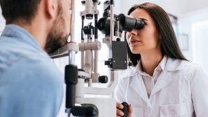 Optician Career: કોણ હોય છે ઓપ્ટિશિયન? લેન્સના જ્ઞાનથી તમને મળશે નોકરી અથવા તમે પોતાનો વ્યવસાય શરૂ કરી શકો