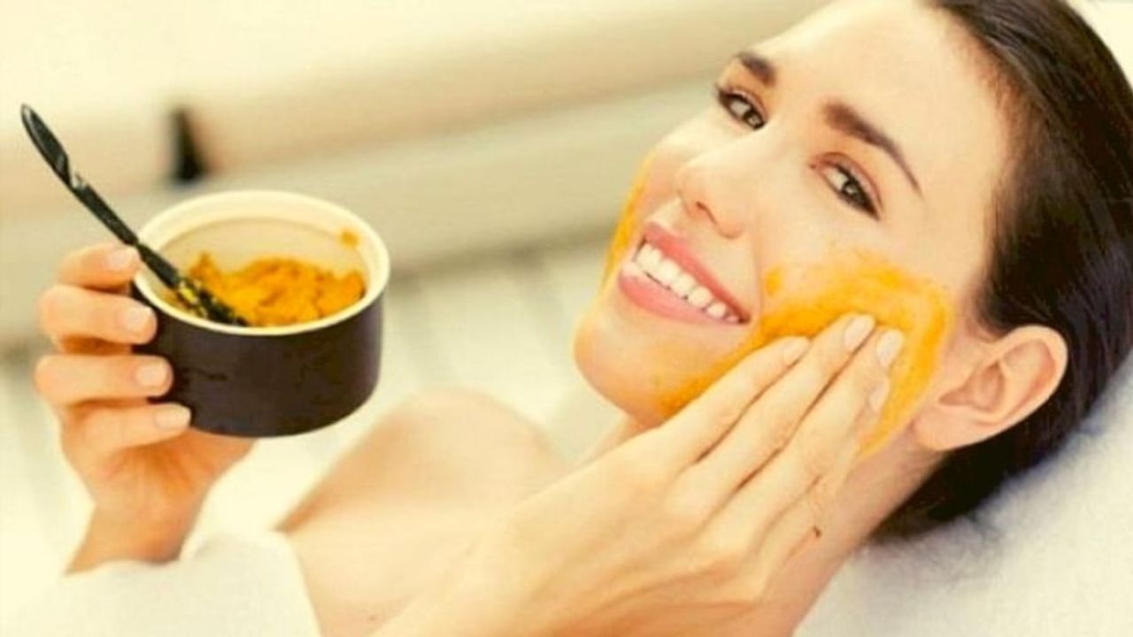 Skin Care Tips : ચહેરાને કરચલીઓથી બચાવવા માટે હળદર છે અકસીર ઉપાય, ઘરે બનાવેલા ફેસપેકથી થશે ઘણો ફાયદો