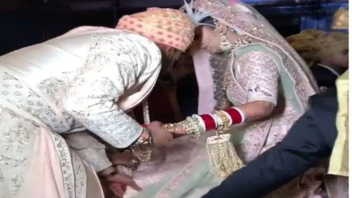 Video : સોશિયલ મીડિયા પર છવાયા આ વરરાજા ! દુલ્હનને મદદ કરતા દુલ્હાને જોઈને યુઝરે કહ્યુ કાશ હમ પહેલે મિલે હોતે 