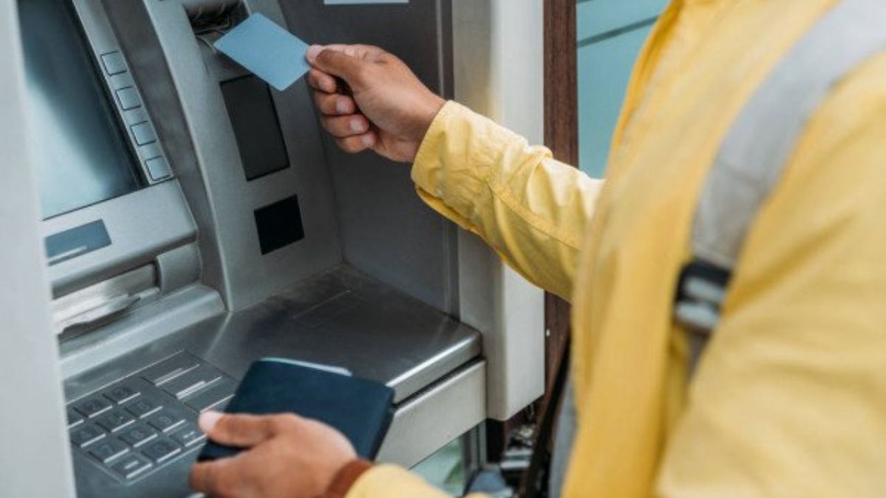 ATM Fraud : એટીએમનો ઉપયોગ કરતી વખતે આ બાબતોને જરૂરથી ધ્યાનમાં રાખો, બચી જશે તમારી મહેનતના પૈસા