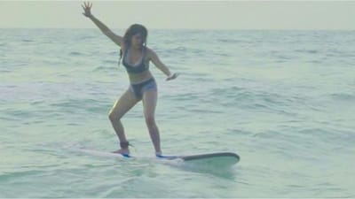 TMKOC : તારક મહેતાની સોનુ થઇ ગઇ મોટી, બિકીનીમાં દરિયાની વચ્ચે સર્ફિંગ કરતી તસવીર થઇ વાયરલ