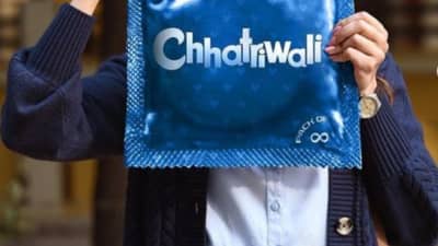 હાથમાં કોન્ડોમનું મોટું પાઉચ લઇને ઉભી જોવા મળે આ ફેમસ એક્ટ્રેસ, જાણો શું છે સમગ્ર મામલો