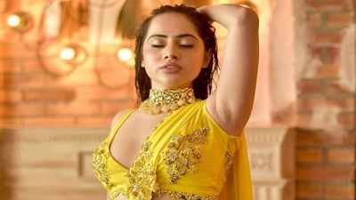 ઉર્ફી જાવેદે તેના ઈન્સ્ટાગ્રામ એકાઉન્ટ પરથી પીળી સાડી પહેરેલી કેટલીક તસવીરો શેર કરી છે. આ તસવીરમાં તે કેટરિનાની નકલ કરતી જોવા મળી રહી છે.