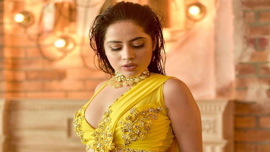 ઉર્ફીએ કેટરીના કૈફ જેવી સાડી પહેરીને તેના તાજેતરના ગીત 'ટિપ ટિપ બરસા પાની' ની જેમ હોટનેસ બતાવી છે.