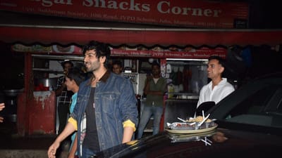 અભિનેતા કાર્તિક આર્યને અચાનક તેમની કાર રોડની બાજુમાં રોકી અને ત્યાં સ્થિત ફૂડ કોર્નર તરફ આગળ વધ્યા. તેમની સાથે તેમનો મિત્ર પણ હતો.