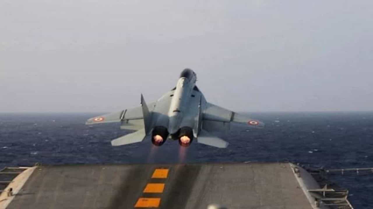 Indian Army : નેવીમાં પણ એરફોર્સની જેમ હોય છે પાયલટ, જાણો તેમનું કામ શું હોય છે ?