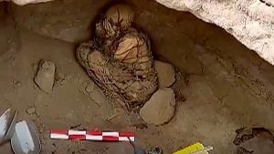 OMG! જમીન નીચે કબરમાં દફનાવેલી 800 વર્ષ જૂની મમી જોઈને વૈજ્ઞાનિકો પણ ચોંકી ગયા !
