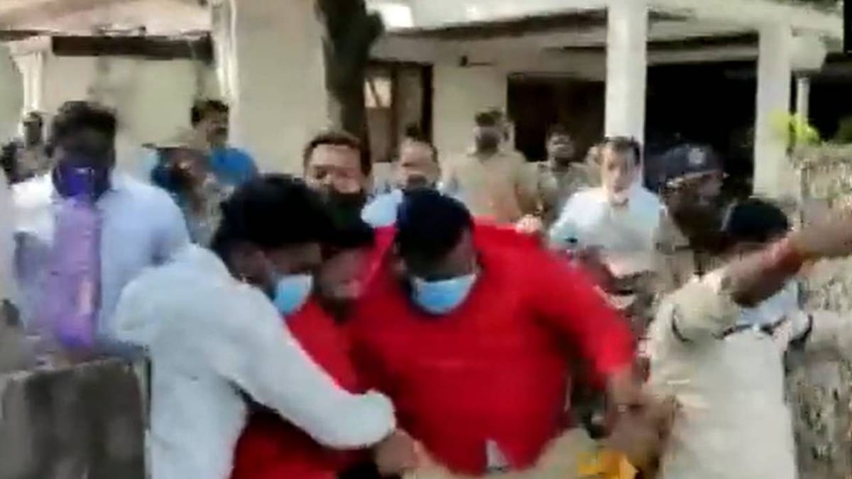 Maharashtra: ST કર્મચારીઓની હડતાળ બની ઉગ્ર, જનશક્તિ સંગઠનના કાર્યકરોએ પરિવહન મંત્રી અનિલ પરબના ઘર પર ફેંકી શાહી Maharashtra: ST કર્મચારીઓની હડતાળ બની ઉગ્ર, જનશક્તિ સંગઠનના કાર્યકરોએ પરિવહન મંત્રી અનિલ પરબના ઘર પર ફેંકી શાહી