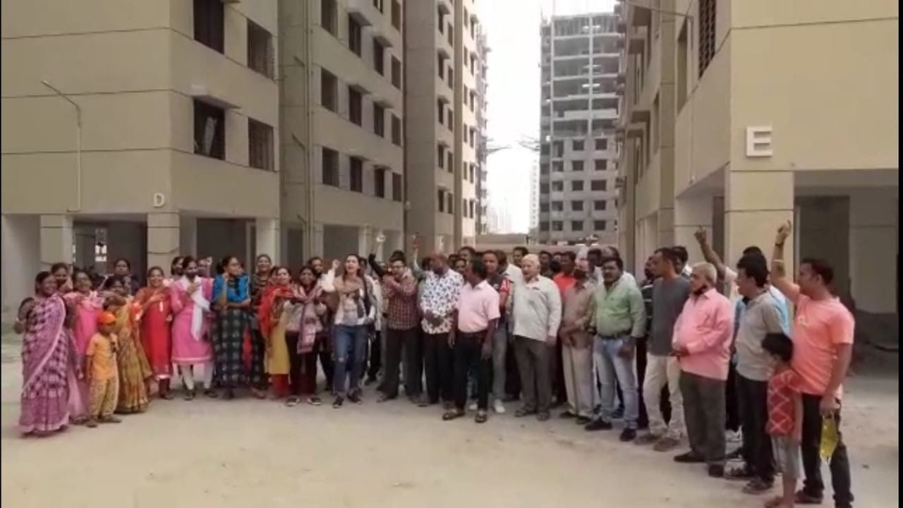 Surat : વેસુની સુમન મલ્હાર આવાસ યોજનાના કોન્ટ્રાકટર સામે પાલિકાની ઢીલી નીતિથી લાભાર્થીઓ મકાનથી હજી પણ વંચિત
