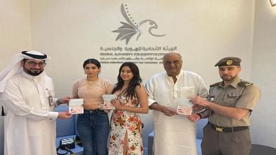 બોની કપૂરને દુબઈ સરકારે ગોલ્ડન વિઝા આપ્યા છે. આ અવસર પર તેની બે દીકરીઓ ખુશી કપૂર અને જ્હાનવી કપૂર બંને સાથે હાજર હતી.