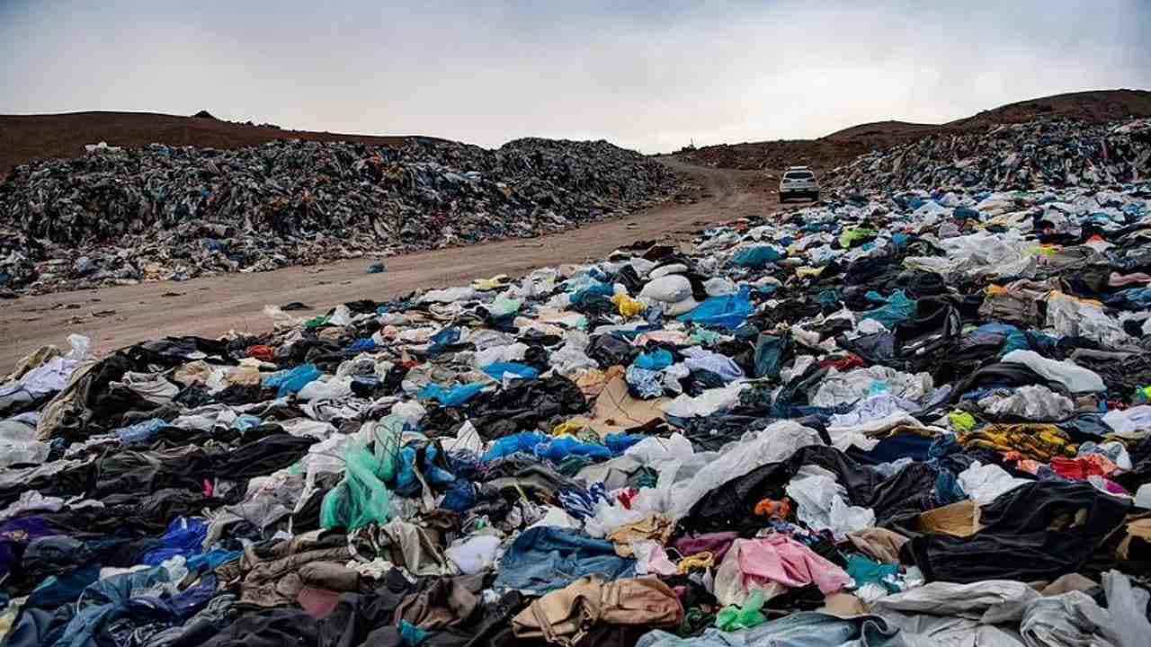 શું તમે ક્યારે પણ સાંભળ્યું છે કે કપડાનો પહાડ હોય ? આ દેશમાં બની રહેલા પહાડને કારણે વધી રહ્યું છે પ્રદુષણ