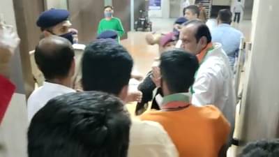 Surat : ભાજપનાં સ્નેહમિલન સામે ગુસ્સે ભરાયેલા કોંગ્રેસીઓ ગયા આવેદન પત્ર આપવા, પરત ફર્યા સલાહ અને નિયમોનું જ્ઞાન મેળવીને !