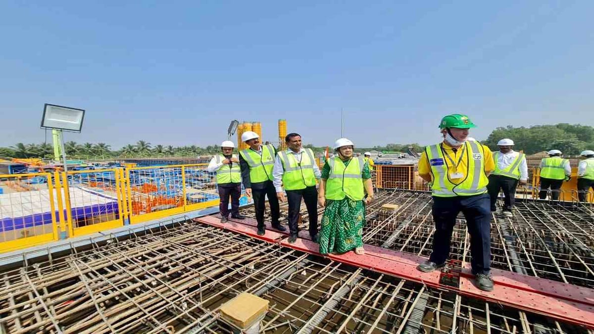 અમદાવાદ-મુંબઇ બુલેટ ટ્રેનની કામગીરી પુરજોશમાં, રેલ્વે રાજ્ય મંત્રી દર્શના જરદોશે નવસારીમાં કામગીરીની સમીક્ષા કરી