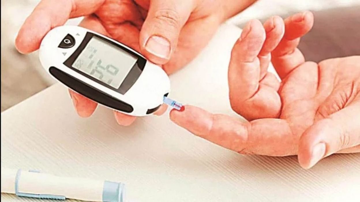 World Diabetes Day: આજના સમયમાં ડાયાબિટીસ એક મોટી બીમારીના રૂપમાં સૌની સામે ઉભરી રહી છે.  જો કે, ખરાબ જીવનશૈલી અને ખાવાની આદતોને કારણે ઘણીવાર સુગરની તકલીફ થાય છે. આવી સ્થિતિમાં જો શુગરને સમયસર કંટ્રોલ કરવામાં ન આવે તો તે મોટી બીમારી બની શકે છે.