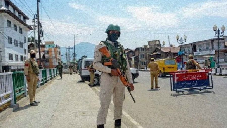 Jammu-Kashmir: આંતકીઓના ઇશારે કામ કરતાં હતા સ્કૂલ પ્રિન્સિપાલ અને જેલ સુપ્રિટેન્ડ, આંતકવાદીઓ સાથે જોડાયેલા હતા તાર, સરકારે નોકરી માંથી કાઢ્યા