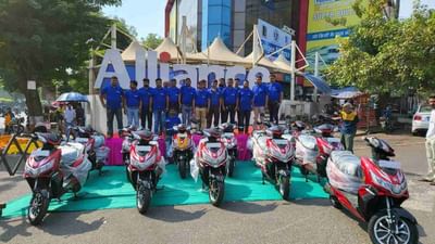 Surat : દિવાળી ગિફ્ટમાં નવી પહેલ : સુરતના કાપડ વેપારીઓએ 35 કર્મચારીઓને આપ્યા ઇલેક્ટ્રિક સ્કૂટર